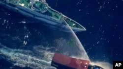 중국 해양경비대 함정이 남중국해에서 필리핀 보급선에 물대포를 쏘고 있다. (자료사진)