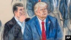 Sketsa gambar di ruang sidang, mantan Presiden Donald Trump, kanan, berunding dengan pengacara pembela Todd Blanche, kiri, selama pembacaan dakwaan di Gedung Pengadilan Federal di Washington, DC 3 Agustus 2023. (Dana Verkouteren via AP)