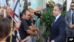 美国国务卿布林肯在特拉维夫与以色列支持者和被哈马斯绑架人质的亲属交谈。（2024年6月11日）