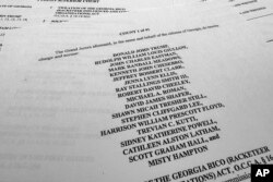 Surat dakwaan terhadap mantan presiden AS Donald Trump, Senin 14 Agustus 2023 di negara bagian Georgia. (Foto: Jon Elswick/AP Photo)