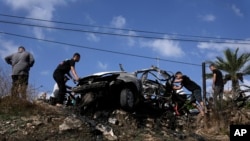 西岸地区图勒凯尔姆城以北一辆汽车在一次无人机攻击中被摧毁。(2024年8月3日)