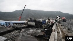 Gerbong yang hancur akibat kecelakaan kereta api di Lembah Tempi dekat Larisa, Yunani, 1 Maret 2023. 