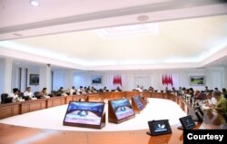 Presiden Jokowi memimpin Ratas bersama 19 pejabat yang terdiri dari menteri, Jaksa Agung, Panglima TNI, Kapolri dan kepala lembaga negara lainnya untuk menindaklanjuti rekomendasi penyelesaian non yudisial pelanggaran HAM berat masa lalu dari Komnas HAM, 2 Mei 2023. (Biro Setpres).