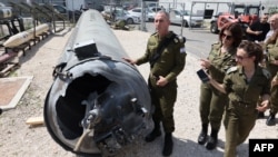 Juru bicara militer Israel Laksamana Muda Daniel Hagari menunjukkan rudal balistik Iran yang jatuh di Israel pada akhir pekan, selama tur media di pangkalan militer Julis, Selasa 16 April 2024.