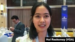 កញ្ញា​ ដុស​ ចាន់ហេង​ ​និស្សិត​ឆ្នាំ​ទី​ ៥​ នៃ​វិទ្យា​ស្ថាន​បច្ចេកវិទ្យាកម្ពុជាផ្តល់​បទ​សម្ភាសន៍​ឱ្យ​វីអូអេ​ នៅ​ទីក្រុង​វៀងចន្ទន៍​ ថ្ងៃទី​៣ មេសា​ ឆ្នាំ២០២៣។ (ហ៊ុល​ រស្មី​/វីអូអេ​)​