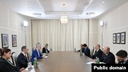 İlham Əliyev və Cefri Pyatt (Mənbə: Prezident Administrasiyası)