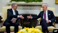 조 바이든(오른쪽) 미국 대통령과 앤서니 앨버니지 호주 총리가 25일 백악관 집무실에서 회동하고 있다.