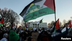 Ցուցարարները վանկարկում են «Վաշինգտոնի երթը՝ հանուն Գազայի»՝ ի պաշտպանություն Գազայի Վաշինգտոնի Սպիտակ տան մոտ գտնվող Լաֆայետ այգում, 13 հունվարի, 2024թ.: REUTERS/Աննա Ռոուզ Լեյդեն