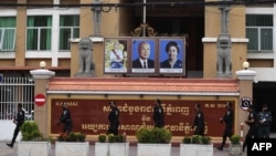 រូបឯកសារ៖ ប៉ូលិសដើរល្បាតនៅខាងក្រៅបរិវេណសាលាដំបូងរាជធានីភ្នំពេញ ក្នុងអំឡុងសវនាការកាត់ទោសសកម្មជនគណបក្សប្រឆាំងដែលពាក់ព័ន្ធនឹងការធ្វើមាតុភូមិនិវត្តន៍របស់លោក សម រង្ស៊ី រាជធានីភ្នំពេញ ថ្ងៃទី ១៧ ខែមីនា ឆ្នាំ ២០២២។ 