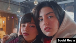  آیدا شاکرمی (سمت راست) در کنار خواهرش نیکا شاکرمی