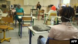 Le système scolaire mahorais ploie sous l'accroissement démographique, dû notamment à l'immigration venue des autres îles de l'archipel.