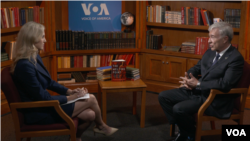 ریٹائیرڈ جنرل مکینزی،10 جون کو پینٹاگون کے لیے وائس آف امریکہ کی نامہ نگار کارلا بیب کو انٹرویو دیتے ہوئے۔