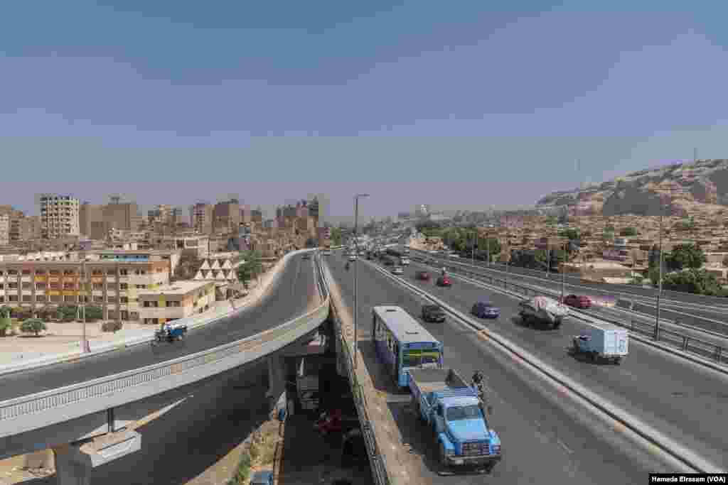 Two-thirds of Egypt&rsquo;s 106 million people count on the state&rsquo;s bread subsidy program; in addition to the staple, fuel and electricity subsidies face cuts, as officials criticize &ldquo;the size of [the state&rsquo;s] subsidy bill.&rdquo; Cairo, Egypt, June 26, 2024.&nbsp;(Hamada Elrasam/VOA)