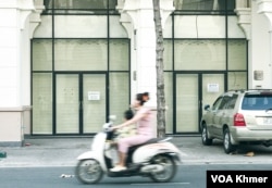 ទិដ្ឋភាព​នៃសំណង់អគារ​ដែល​មាន​ដាក់​ស្លាកលក់ នៅក្នុងទីក្រុងភ្នំពេញ កាលពីថ្ងៃទី ១៩ ខែកុម្ភៈ ឆ្នាំ២០២៤។ (ធីតា វីន/វីអូអេ)