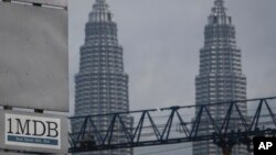 FILE - Logo 1MDB (1 Malaysia Development Berhad) dipasang di Menara Kembar Petronas di lokasi pengembangan utama, Tun Razak Exchange di Kuala Lumpur, Malaysia, 8 Juli 2015. (AP/Joshua Paul)