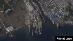 북한 남포의 유류 밀집지역을 촬영한 5월 23일 자 위성사진. 지름 새 유류탱크 2개(사각형 안)가 보인다. 또 유류 항구에는 유조선이 접안해 있다. 사진=Planet Labs