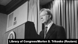 رئیس جمهوری جیمی کارتر هنگام اعلام تحریم‌ علیه جمهوری اسلامی