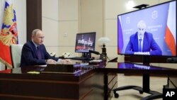 세르게이 악쇼노프 수반과 화상 회의 중인 블라디미르 푸틴 러시아 대통령. (자료화면)