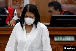 Putri Candrawathi, istri mantan jenderal polisi Indonesia Ferdy Sambo, yang terlibat dalam skandal pembunuhan, menghadiri persidangannya di Pengadilan Negeri Jakarta Selatan, di Jakarta, Indonesia, 17 Oktober 2022. (REUTERS/Ajeng Dinar Ulfiana)