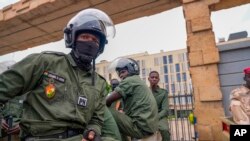 Des policiers nigériens sont assis devant les bureaux de douane de Niamey, le 21 août 2023.