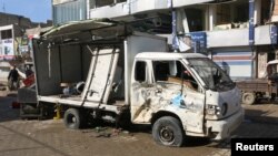 Sebuah mobil dan gedung di sekitar lokasi ledakan di Azaz, Suriah, mengalami kerusakan akibat bom mobil yang meledak pada Minggu dini hari, 31 Maret 2024. (Foto: Hassan Tall via Reuters)