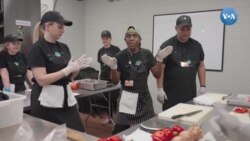 Emmaning mash’alasi: Qochqinlar uchun pazandachilik dasturi