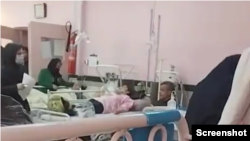 دانش‌آموزان دختر در بیمارستانی در ارومیه پس از حمله شیمیایی به مدرسه آنان، یک‌شنبه ۲۷ فروردین ۱۴۰۲