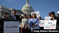 '틱톡' 사용 금지에 반대하는 미 의원들과 크리에이터들이 지난 12일 워싱턴 D.C. 시내 의사당 앞에서 기자회견하고 있다. (자료사진)