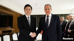 친강(왼쪽) 중국 외교부장 겸 국무위원과 세르게이 라브로프 러시아 외무장관이 4일 인도 고아 상하이협력기구(SCO) 외교장관회의 현장에서 회동하고 있다.