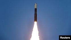 북한은 김정은 국무위원장이 참관한 가운데 고체연료 대륙간탄도미사일(ICBM) 화성-18형 발사 훈련을 실시했다며, 19일 사진을 공개했다.