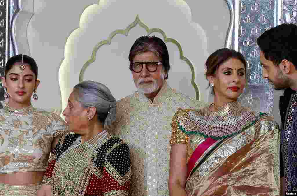 لیجنڈری اداکار امیتابھ بچن اپنے خاندان کے ہمراہ