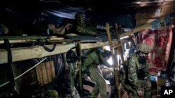 러시아 정규군과 용병업체 바그너 그룹을 상대로 격전지 바흐무트 인근 전투에 참가한 우크라이나군 제80 공중강습여단 장병들이 10일 숙영지에서 휴식하고 있다. 