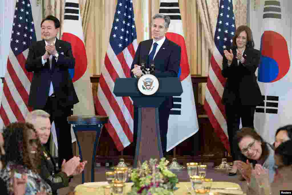 미국을 국빈 방문한 윤석열 한국 대통령이 27일 국무부에서 열린 국빈 오찬 행사에서 토니 블링컨 장관과 카멀라 해리스 부통령의 환대를 받았다. 