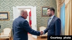 Predsjednik Crne Gore Jakov Milatović (desno) i lider Demokratske Unije Albanaca Mehmed Zenka (lijevo) na konsultacijama o novom mandataru, Cetinje, 7.8.2023.