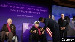 윤석열 한국 대통령이 지난해 4월 25일 열린 미한 동맹 70주년 기념 오찬에서 랄프 퍼켓 예비역 육군 대령과 앨머 로이스 윌리엄스 예비역 해군에게 훈장을 친수하고, 고인이 된 발도메로 로페즈 중위에게 훈장을 추서했다. 사진 = 한국 대통령실.