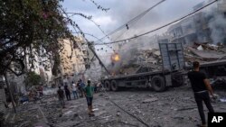 10일 가자지구 가자시티 내 이스라엘군 공습 현장을 팔레스타인인들이 살펴보고 있다.