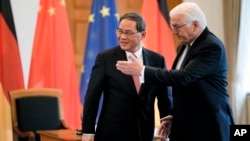 资料照片: 德国总统弗兰克-瓦尔特·施泰因迈尔欢迎中国总理李强访问柏林（2023年6月19日）