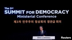 Menteri Luar Negeri AS Antony Blinken menyampaikan pidato pada KTT Demokrasi ketiga, di Seoul, Korea Selatan, 18 Maret 2024. (REUTERS/Evelyn Hockstein/Pool)