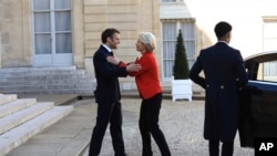 2023年4月3日，欧盟委员会主席冯德莱恩在巴黎爱丽舍宫举行的工作午餐前受到法国总统马克龙的欢迎。两位领导人本周将前往中国。（美联社照片）