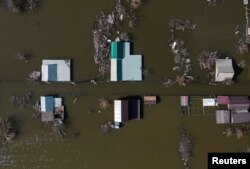 Foto drone menunjukkan kawasan pemukiman yang banjir di Orsk, dan Wilayah Orenburg, Rusia 13 April 2024. (REUTERS/Stringer)