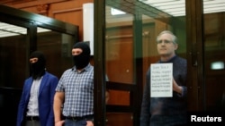 Mantan anggota marinir AS, Paul Whelan, berdiri di dalam sel terdakwa dalam sidang kasus yang menimpa dirinya di Moskow, Rusia, pada 15 Juni 2020. (Foto: Reuters/Maxim Shemetov)