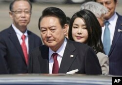 South Korean President Yoon Suk Yeol and his wife, Kim Keon Hee, arrive at Haneda International Airport in Tokyo, March 16, 2023.