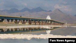 Urmiyə gölünü ikiyə bölən Urmiyə və Təbriz şəhərləri arasında salınmış körpü