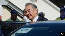 រូបឯកសារ៖ រដ្ឋមន្ត្រី​ការបរទេស​ចិន​លោក Wang Yi អញ្ជើញ​ចូល​ក្នុង​រថយន្ដ​មួយ​គ្រឿង​ក្នុង​អំឡុងពេល​ដែល​លោក​បាន​អញ្ជើញ​មក​ដល់​អាកាសយានដ្ឋាន​អន្តរជាតិ​ភ្នំពេញ​ នៅ​ថ្ងៃ​សៅរ៍ ទី ១២ ខែសីហា ឆ្នាំ២០២៣ ដើម្បី​បំពេញ​ទស្សនកិច្ច​រយៈពេល​ពីរ​ថ្ងៃ​នៅ​ទីនោះ។ (AP Photo/Heng Sinith)