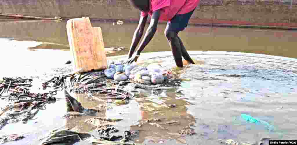 ታዳጊው የላም አንጀትን ከእርድ በኋላ በአቅራቢያ ካለ የአባይ ወንዝ ውስጥ ያጥባል፡፡&nbsp; &nbsp;