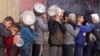 Anak-anak Palestina membawa panci saat mengantri untuk menerima makanan yang dimasak oleh dapur amal, di tengah kekurangan persediaan makanan di Rafah di selatan Jalur Gaza 14 Desember 2023. (Foto: REUTERS/Saleh Salem )