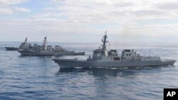 미 해군 알레이버크급 이지스구축함 배리함(DDG 52·6천900t급)과 한국 이지스구축함 세종대왕함(DDG·7천600t급), 일본 해상자위대 아타고급 이지스구축함 아타고함(DDG 177·7천700t급)이 22일 동해 공해상에서 미사일 방어훈련을 했다.