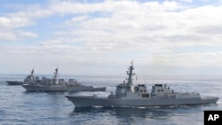 미 해군 알레이버크급 이지스구축함 배리함(DDG 52·6천900t급)과 한국 이지스구축함 세종대왕함(DDG·7천600t급), 일본 해상자위대 아타고급 이지스구축함 아타고함(DDG 177·7천700t급)이 22일 동해 공해상에서 미사일 방어훈련을 했다.