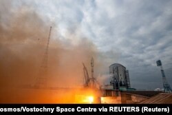 Luna-25 meluncur dari landasan di Kosmodrom Vostochny di wilayah Amur timur jauh, Rusia, 11 Agustus 2023. (Foto: Roscosmos/Vostochny Space Centre via REUTERS)