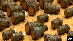 이스라엘이 이란 탄도미사일 프로그램을 폭발·손상시킬 수 있는 불량 부품을 공급해 사보타주를 꾀하고 있다며 31일 이란 관영 TV가 해당 부품을 공개한 영상.